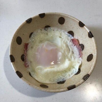 ベーコンの上に卵を割りました！
1分で簡単に目玉焼きができて、朝助かりました♪